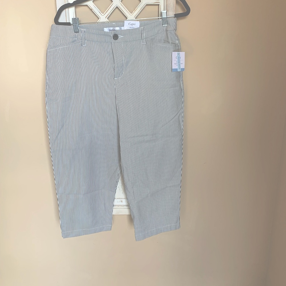 New w/ tags Croft&Barrow navy striped capri pants